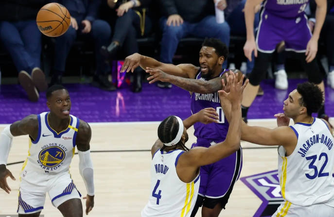 库里14+12德罗赞独揽32分 国王18分大逆转击退勇士