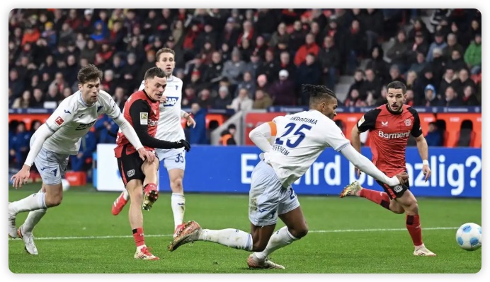 十人勒沃库森3-1霍村近18轮保持不败 仍落后拜仁6分居第二