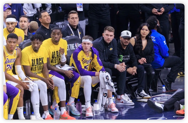 老詹26+9+8小里八村20+ 浓眉离队首战湖人大胜快船