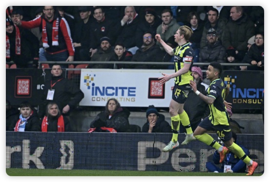 蓝月新援首秀20分钟伤退 曼城2-1逆转英甲球队晋级 