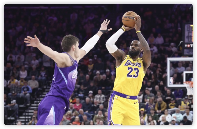 东契奇16分詹姆斯低效18+7 湖人中锋伤退惨败爵士