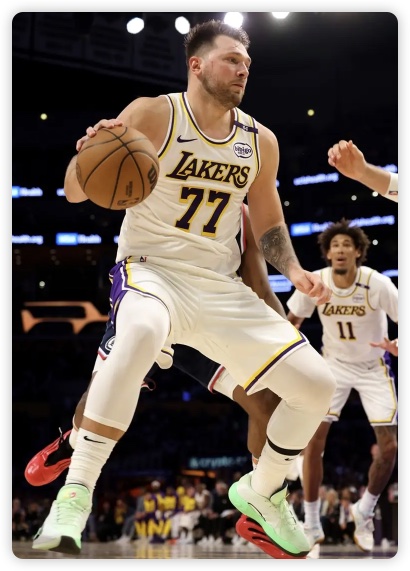 詹姆斯千胜里程碑 东契奇29+9 小卡33+10 湖人再胜快船升第2