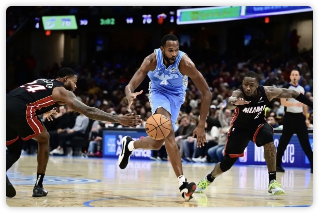 米切尔26+7 邓罗关键出界失误 骑士险胜热火迎12连胜锁季后赛