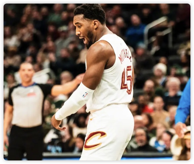 米切尔15+6字母哥空砍30分 骑士轻取雄鹿豪取14连胜 