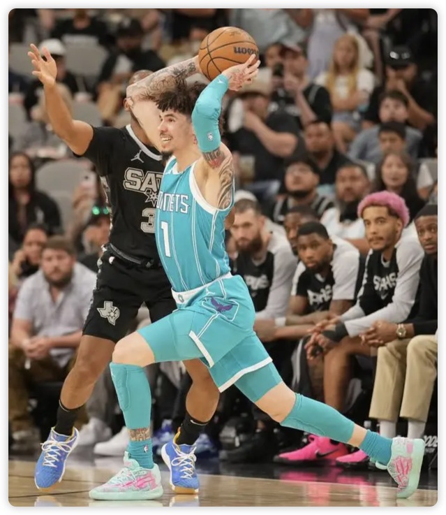 鲍尔27+15卡斯尔26分 马威14+10黄蜂击败马刺