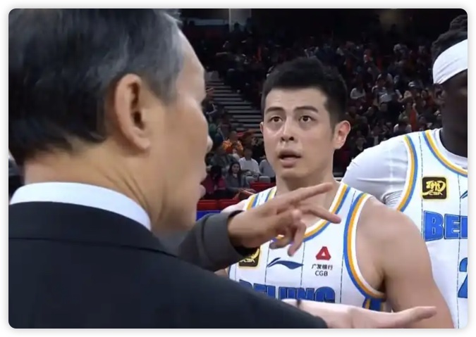 洛夫顿41+10+9大王25+15 上海大逆转终结北京10连胜