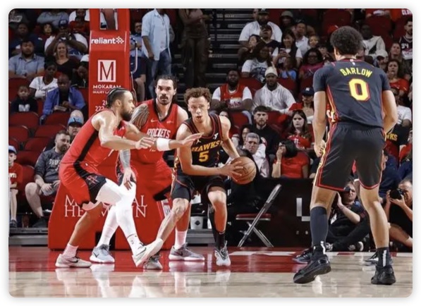 格林32+11吹杨两双 范乔丹21分火箭险胜老鹰