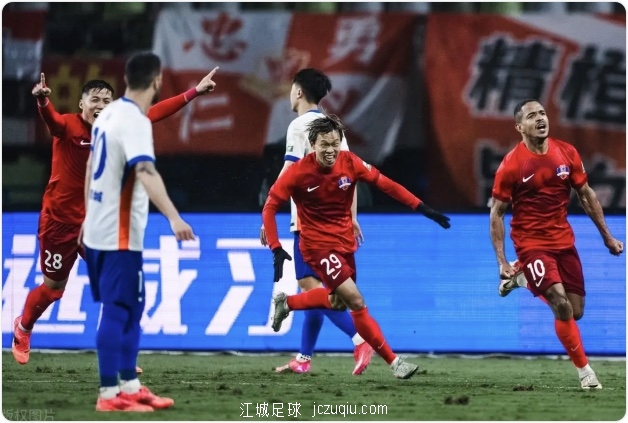 让三追四！泽卡双响救主 山东泰山客场4-3逆转十人梅州 jczuqiu.com