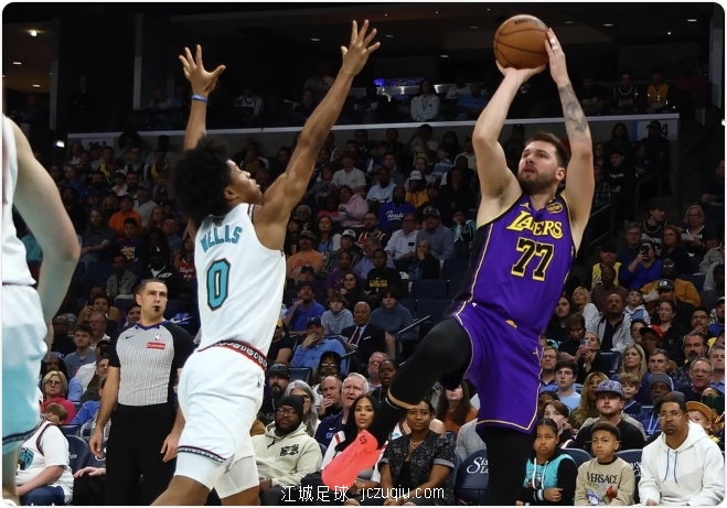 东契奇29+8+9詹姆斯25+6+8 里夫斯31+7+8湖人擒灰熊 jczuqiu.com