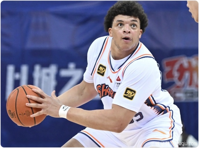 胡明轩31+6 吉伦沃特28+5 王哲林22+8 广东力克上海拔得头筹