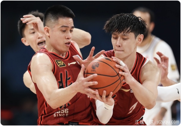 周琦复出8+8曾凡博30分 北京主场力擒北控总分1-1平 