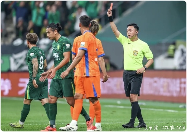 单场3直红！十人国安6-1九人泰山 主裁唐顺齐判罚抢镜 张玉宁传射
