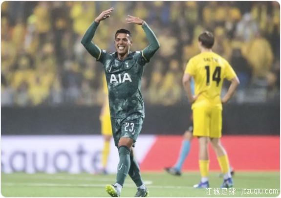 索兰克破门波罗吊射 热刺总分5-1进决赛将战曼联 