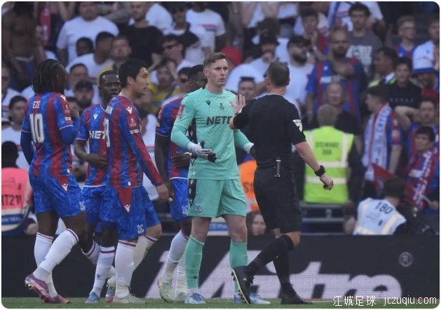 埃泽破门马尔穆什失点 曼城0-1送水晶宫夺队史首冠 