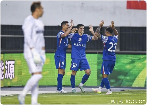 朱辰杰头槌特谢拉破门 申花2-1险胜亚泰暂登顶 