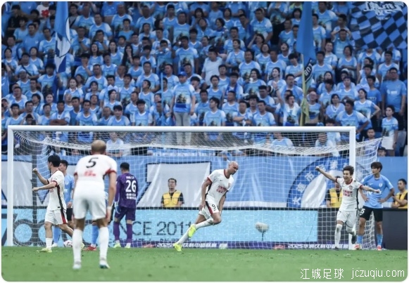 费利佩甘超破门 10人蓉城客场2-0大连取3连胜 