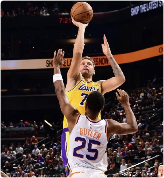 东契奇25+7里夫斯25分 太阳击败湖人