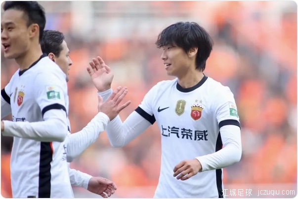 卡扎伊什维利双响刘洋建功 泰山3-1逆转海港 