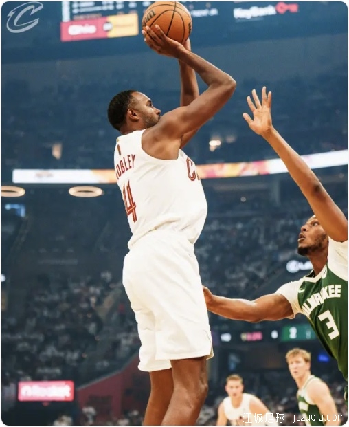 字母哥空砍40+14+9 莫布利21分骑士胜雄鹿