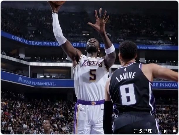 詹东缺阵里弗斯51+11+9单核带队 湖人胜国王