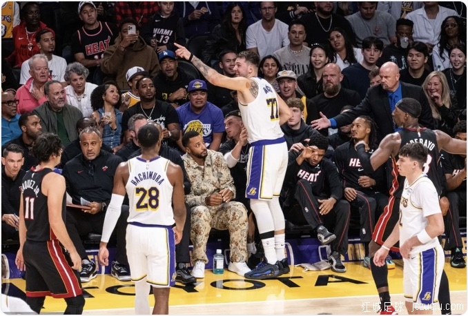 东契奇三双里夫斯26+11 湖人浇灭热火喜迎3连胜 