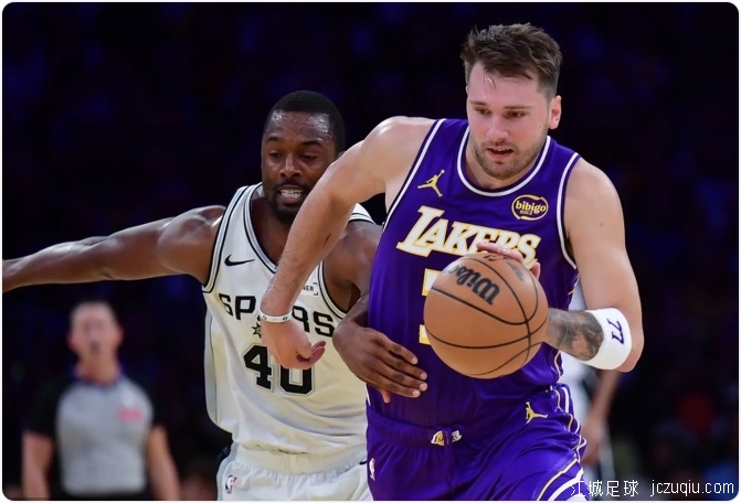 东契奇35+9+13文班19+8毕业 湖人末节逆转胜马刺