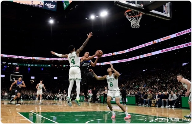 绿军终结魔术3连胜 布朗35+8 A·西蒙斯23+5 小霍华德30+7